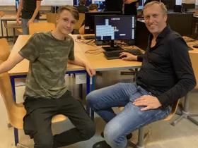 Direktor Werner Dietl testet das Spiel