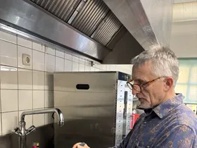 Prof. Haunschmidt serviert die Kostprobe