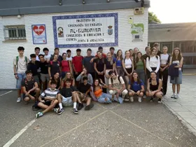 Gruppenfoto vor unserer Partnerschule in Alcalá de Guadaíra