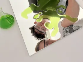 grüne Folie auf Spiegelplatte