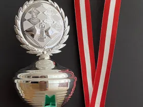 Pokal und Medaille