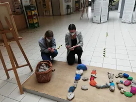Lia und Noa (7A) gestalten Steine