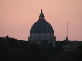 Petersdom bei Sonnenuntergang