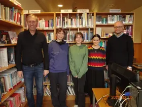 Überreichung der Urkunden bei der schulinternen Siegesfeier (v.l.n.r.: Direktor Werner Dietl, Antonia Neubauer, Hannah Birklhuber, Christina Hofer, PuP-Arge-Leiter Christoph Fürlinger; abw.: Flora Waldhäusl)
