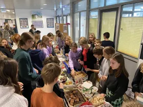Rege Nachfrage beim Kuchenbuffet der 2B und 3B