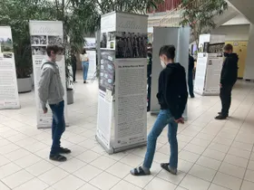 Schüler innen der 4E beim Besuch der Wanderausstellung