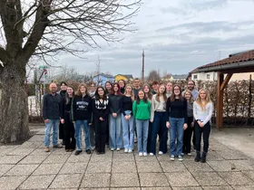 Schüler*innen und Gedenkstättenmitarbeiter*innen in Gusen