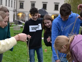 Trotz 10 Seilen an einem Strang ziehen und die Kugel um die Hindernisse manövrieren