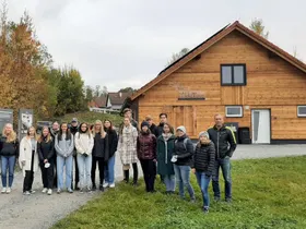 Vor dem Gedenkhaus