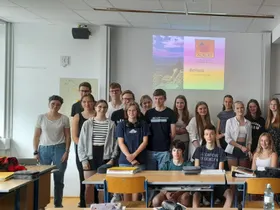 Anna mit Schülerinnen der 6. Klasse