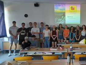 Anna mit Schülerinnen der 7. Klasse
