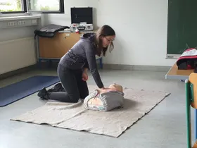 Vorzeigen der Herzdruckmassage