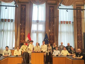 Gespräch mit Neos-Abgeordnete Ines Holzegger im Sitzungssaal des Bundesrats.