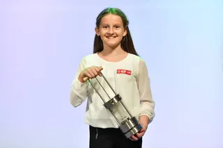 Victoria Kampenhuber (2B) holt das Friedenslicht