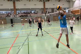 Ball über die Schnur Turnier 1. Klassen
