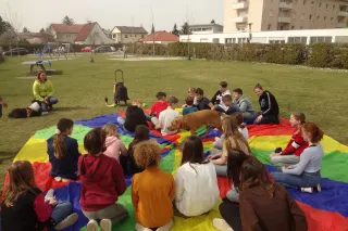 Zwei Therapiehunde besuchen die Klasse 2D