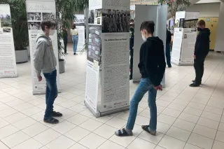 HINSCHAUEN und die Wanderausstellung Geh-Denk-Spuren
