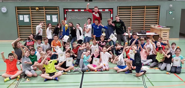 "Ball über die Schnur"-Turnier der 1. Klassen
