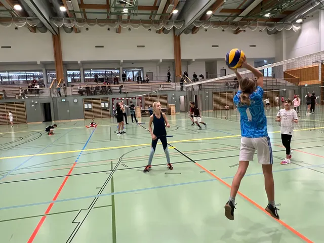 Ball über die Schnur Turnier 1. Klassen