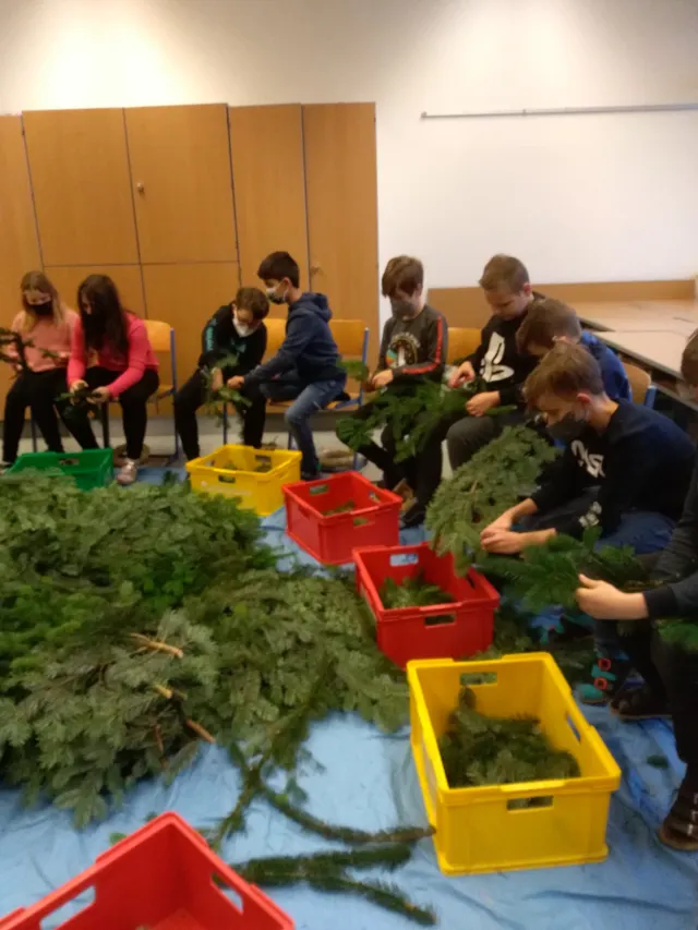 Adventkranzbinden - eine Tradition wird fortgesetzt
