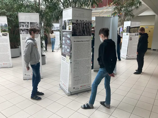 HINSCHAUEN und die Wanderausstellung Geh-Denk-Spuren