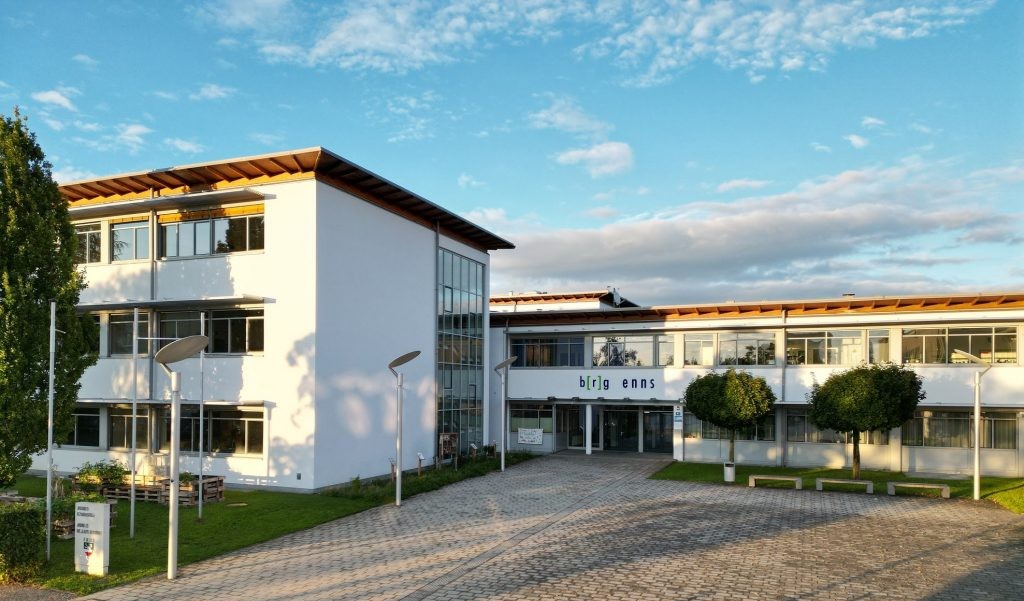 Vorderansicht des b[r]g enns Schulgebäudes
